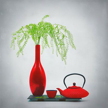 Simply red . Zen stilleven in rood  met Japanse theepot. van Saskia Dingemans Awarded Photographer