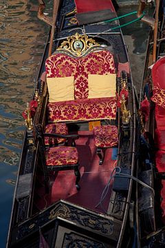 Detail Gondola in de oude stand Venetie, Italie van Joost Adriaanse