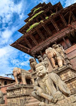 Standbeelden bij tempel in Nepal. van Floyd Angenent