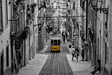 Tram 28 Lissabon van Evy De Wit