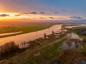 Der Fluss IJssel bei Zwolle während des Sonnenuntergangs