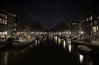 De grachten in Amsterdam bij avond licht.