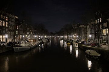 De grachten in Amsterdam bij avond licht. van Zuidfotograaf