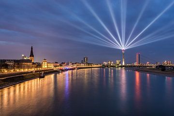 Düsseldorf Panorama met Rheinkomet® van Michael Valjak