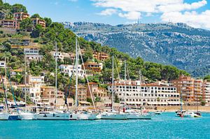 Zeiljachten boten op de kust van Port de Soller op het eiland Mallorca, Spanje Middellandse Zee