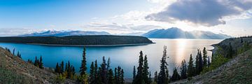 Kluane Lake Yukon, ultra panorama meer met wolk van Hans den Otter fotografie