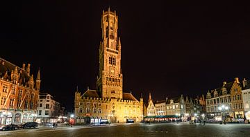 Avondfotografie: Belfort aan de Markt in Brugge. van Jaap van den Berg