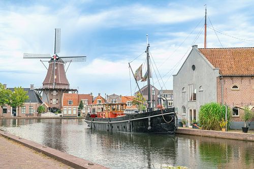 De stadshaven van Meppel in de oude binnenstad tijdens de zomer