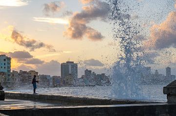 Malecon - Havana - Cuba - zonsondergang - aan het vissen van Annemarie Winkelhagen