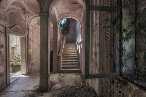 Cage d'escalier dans une villa abandonnée sur Maikel Brands