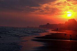 farbenfroher Sonnenaufgang in der Brandung von Kurt Vanvelk