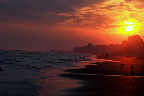kleurrijke zonsopkomst in de branding