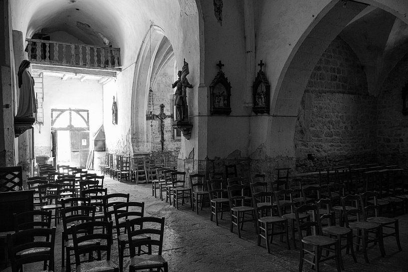Die Atmosphäre in einer französischen Kirche von Rob Donders Beeldende kunst