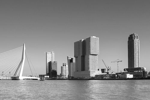 De skyline van Rotterdam in zwart/wit