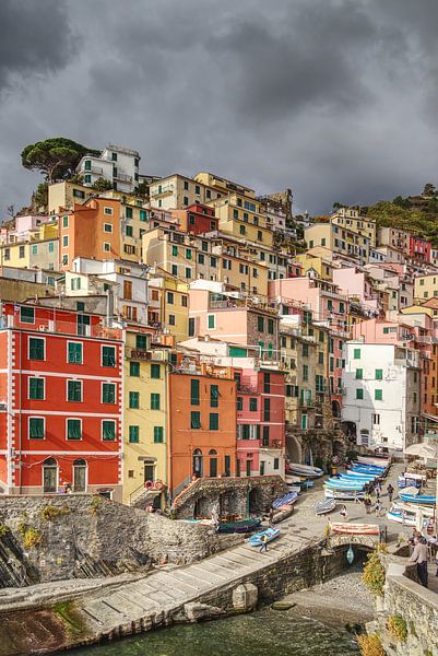 Dunkle Wolken über Riomaggiore in den Cinque Terre von Rini Braber