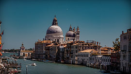 Panoramablick auf den Canal Grande mit der Basilika Santa Maria della Salute von Wimolos