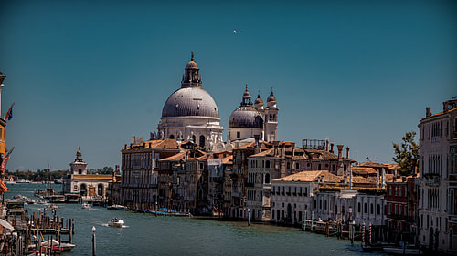 Panoramablick auf den Canal Grande mit der Basilika Santa Maria della Salute