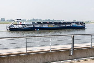 Vrachtschip met auto's op de Rijn