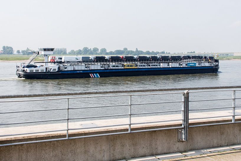 Vrachtschip met auto's op de Rijn van Jaap Mulder