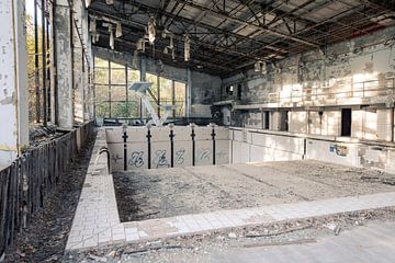 Springerbecken in Schwimmbad der Geisterstadt Prypjat bei Tschernobyl von Robert Ruidl