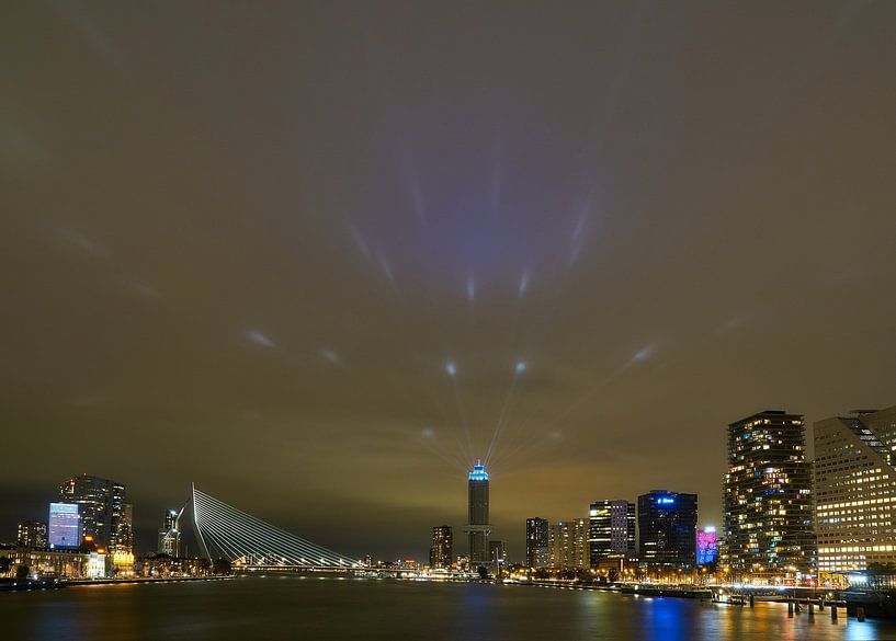 Skyline Rotterdam mit Lichtshow Zalmhaventoren von Ad Jekel