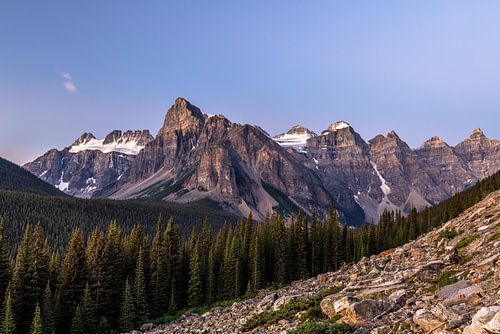 Mountain peaks at Moraine Lake in het vroege ochtendlicht, blauwe uur.