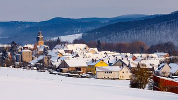Het winterse Herleshausen in de Werra vallei van Roland Brack