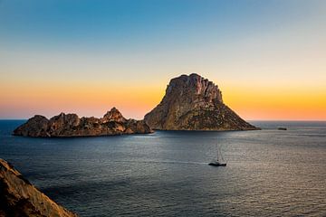 Es Vedra bij Ibiza tijdens zonsondergang van Maurice Vinken