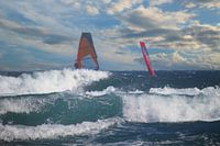 Golven en windsurfers in bokeh