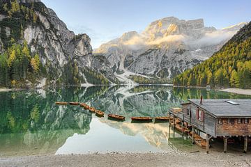 Herfstochtend aan het meer van Braies in Zuid-Tirol