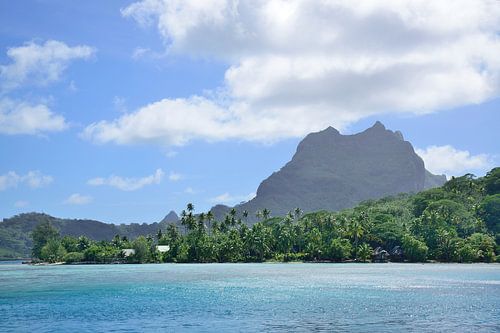 Berg Pahia achter eiland To'opua