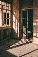 Ombres et lumières dans le village fantôme de Kolmanskop en Namibie