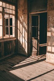 Licht en schaduwen in spookdorp Kolmanskop in Namibië van Nikkie den Dekker | travel & lifestyle photography