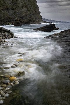 Marée haute sur la côte rocheuse près de Gijon sur Detlef Hansmann Photography