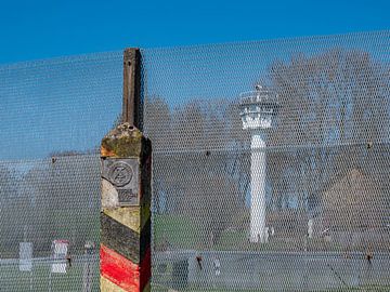 Tolweg met wachttoren in de voormalige DDR van Animaflora PicsStock