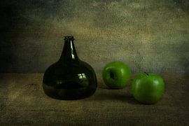 bouteille de tête de chat et deux pommes sur René Ouderling