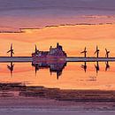 windmolens en containerschip bij zonsondergang van Joke te Grotenhuis thumbnail