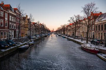 Leiden - Een dichtgevroren Herengracht met twee schaatsers (0017) van Reezyard