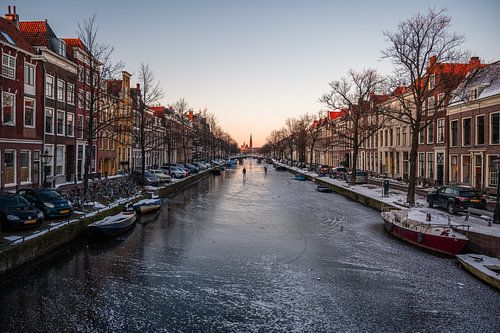 Leiden - Een dichtgevroren Herengracht met twee schaatsers (0017)