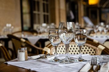 Glazen en bestek op een tafel restaurant in Parijs Frankrijk van Dieter Walther