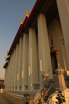 Phra Ubosot Buddha-Halle mit weißen Säulen. von kall3bu