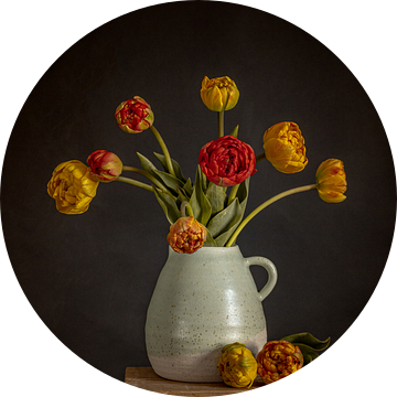 Pioen tulpen op vaas van Peter Abbes