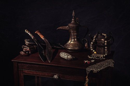 Stilleven met Arabische theekan, potjes en sieraden.