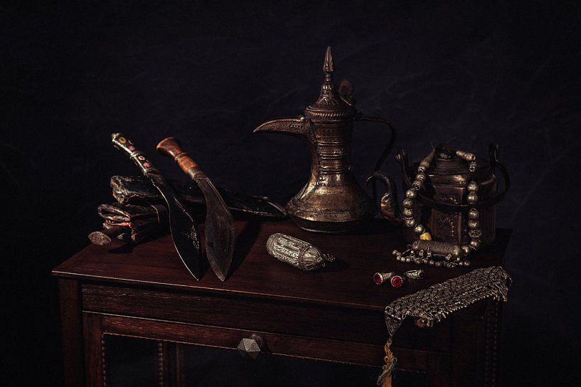 Stilleven met Arabische theekan, potjes en sieraden. van MICHEL WETTSTEIN