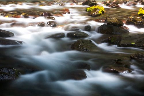 Rotsen onderaan de waterval op Lombok