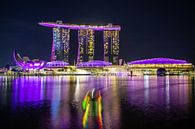Singapore By Night - Marina Bay Sands II van Thomas van der Willik thumbnail