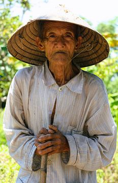 Oude man in My Lai, Vietnam