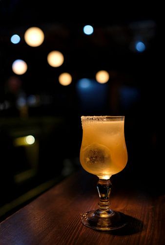 Fruchtiger Cocktail mit Eis im Glas von Lensw0rld