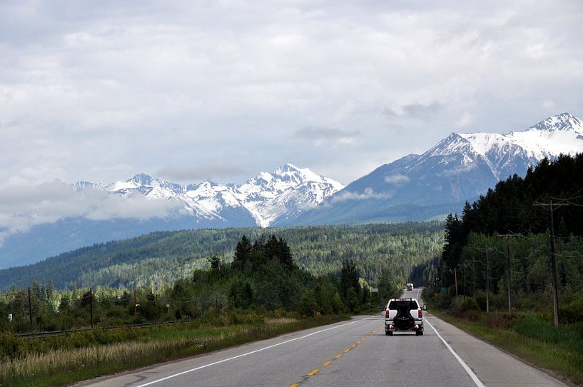 Autoroute in Canadees berggebied von Peter Mooij