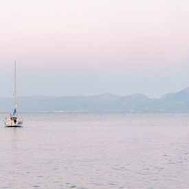 Boot bij zonsondergang in Griekse zee - reisfotografie van Kaylee Burger